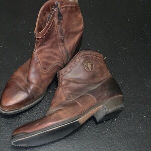 Vintage Capezio Brown Leather Ankle Boots with long horn detail - likely size 9
